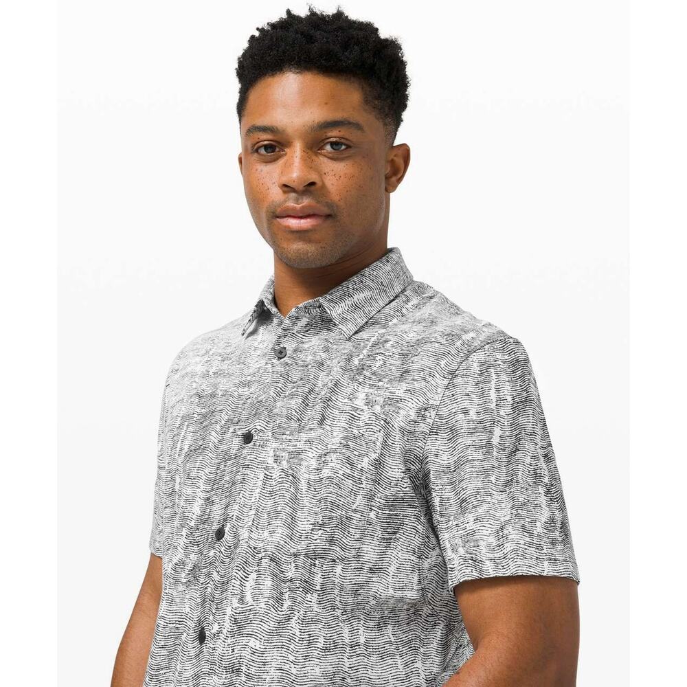 Lululemon Commission Shirt Mens Size Large Short Sleeve Button Down Mono Wave